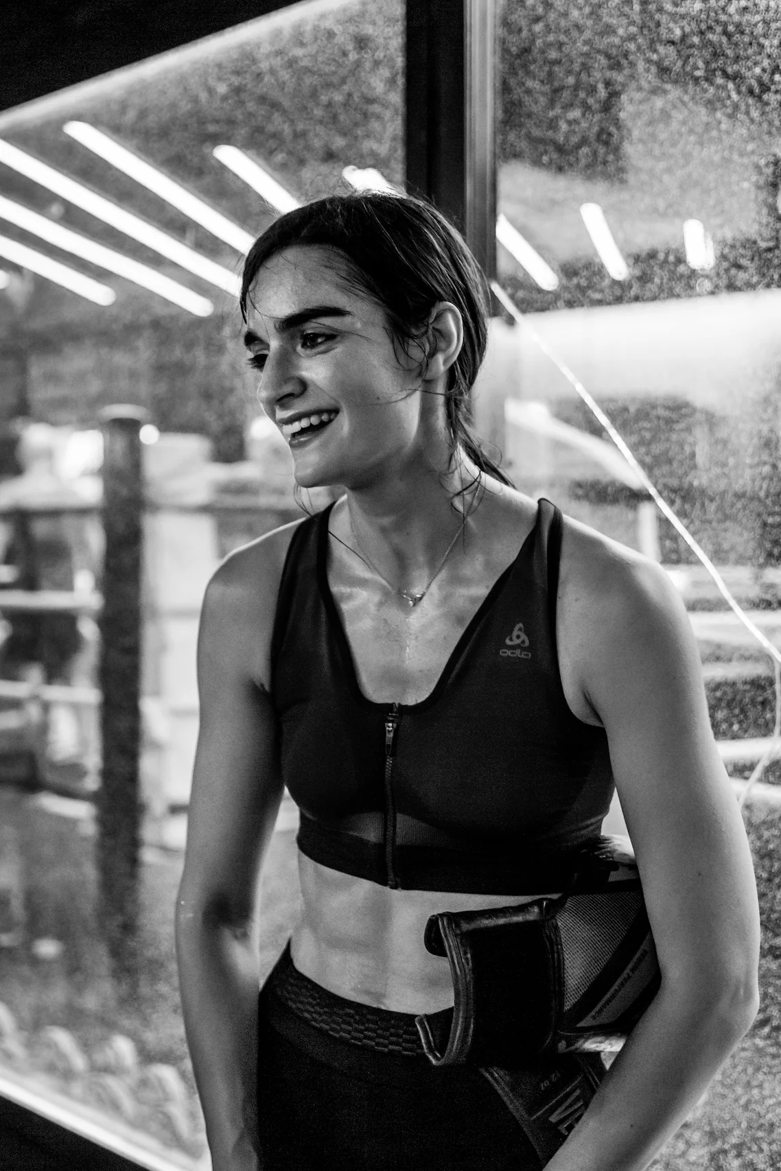 Femme après un entraînement au Temple, club de boxe à Paris