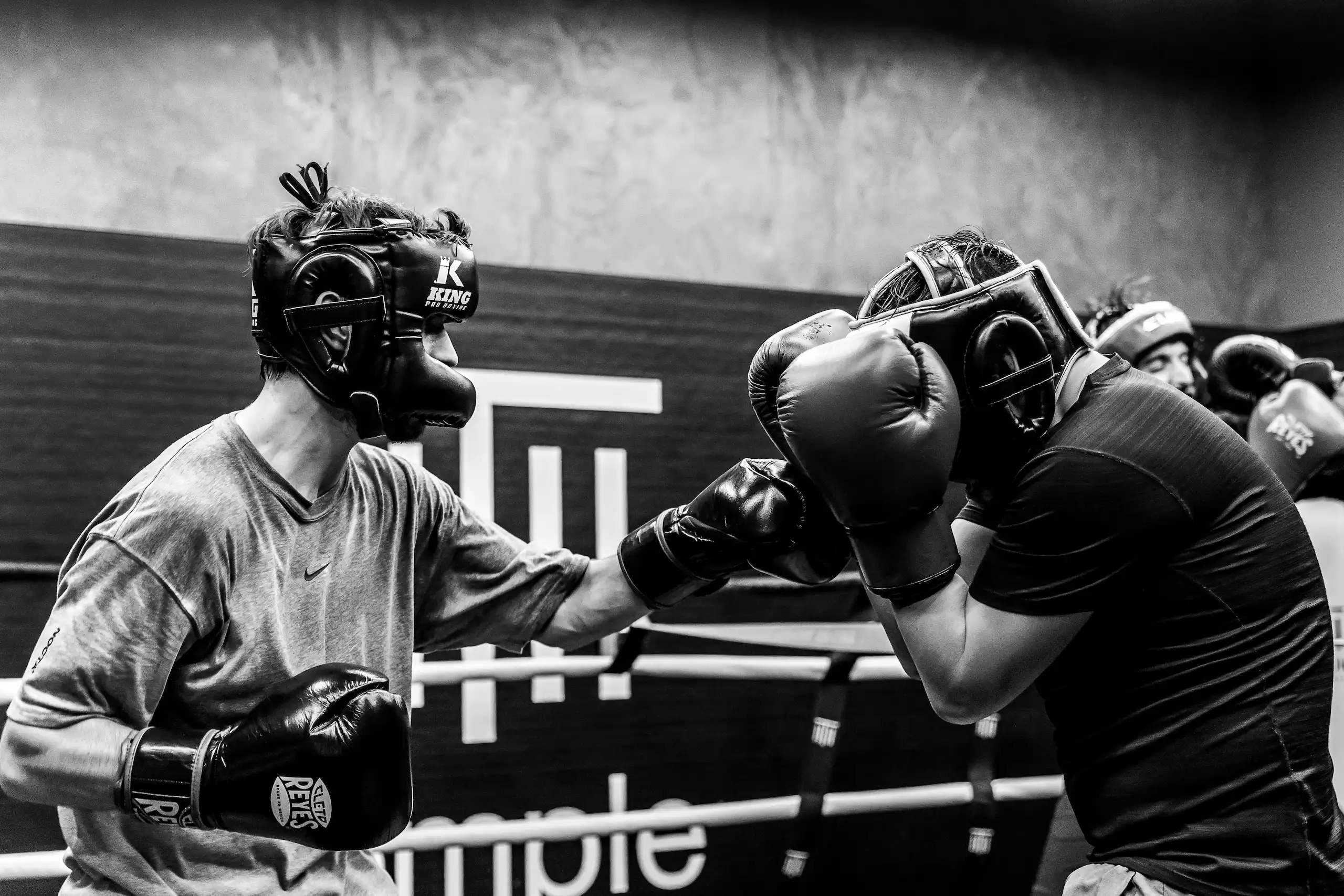 Boxeur s'entraînant pendant un sparring dans un club de boxe à Paris