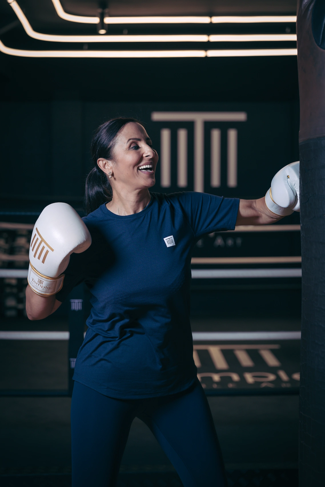 Boxeuse qui s'entraine au Temple, club de boxe à Paris