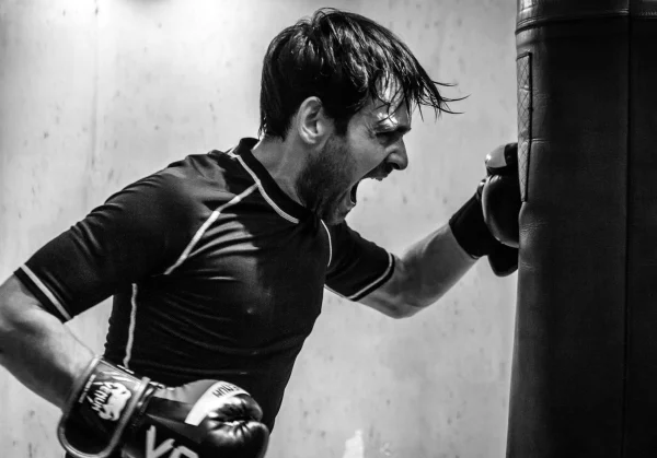Cours en petit comité dans un club de boxe pour le bien être