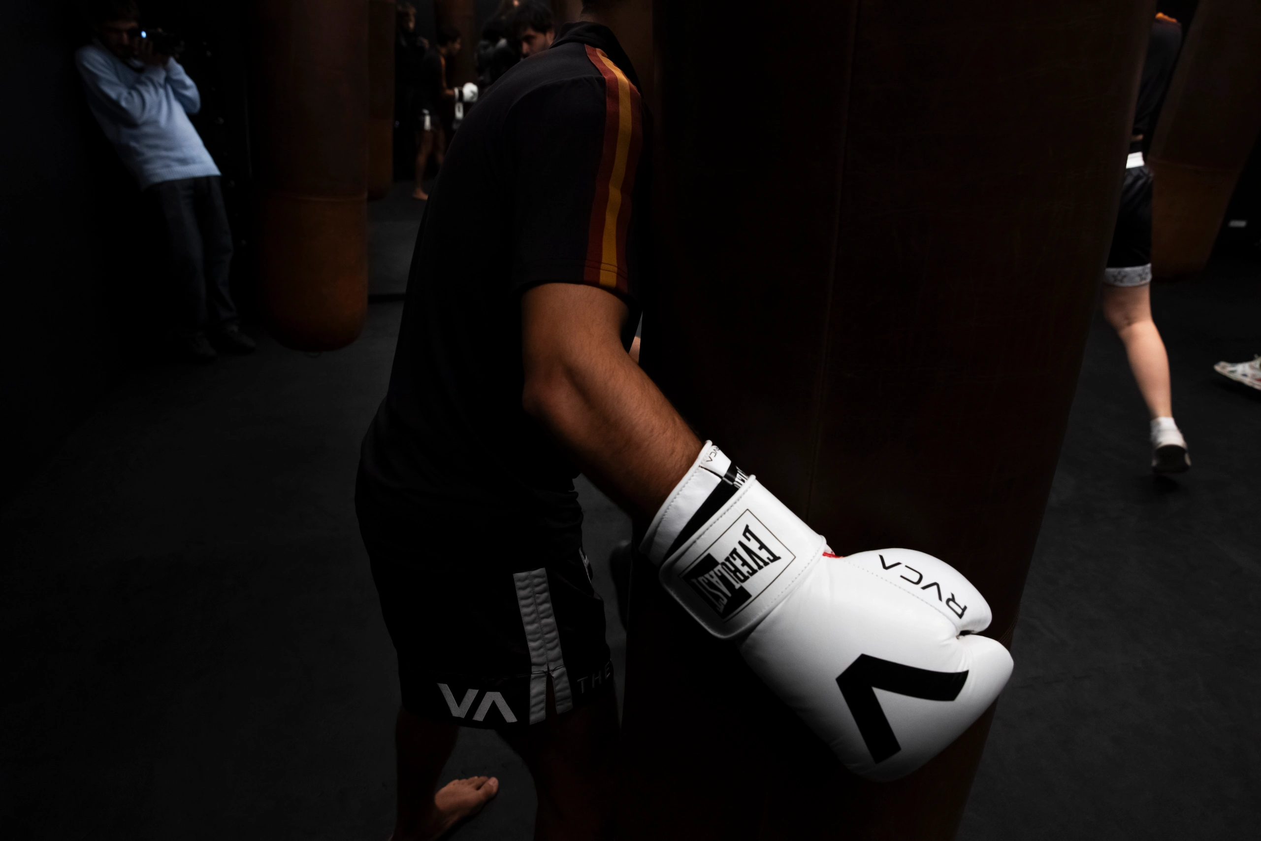 Paire de gants de boxe dans le club de boxe à Paris du Temple