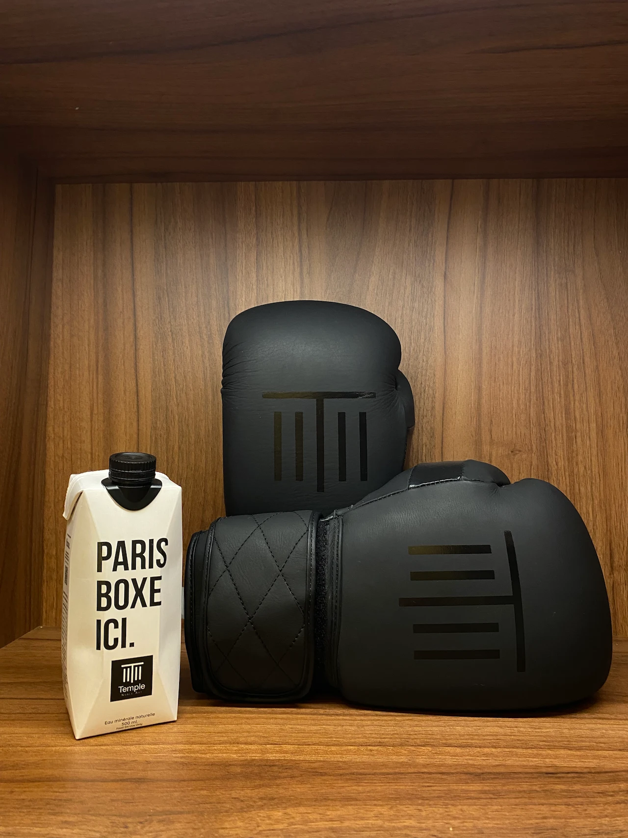Paire de gants de boxe à Paris au Temple