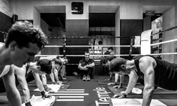 Groupe de sportifs en plein entraînement pour améliorer leur bien-être
