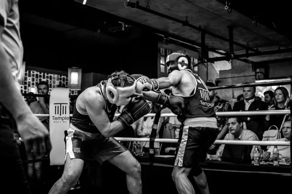 Boxeur en action pendant une séance de sparring.