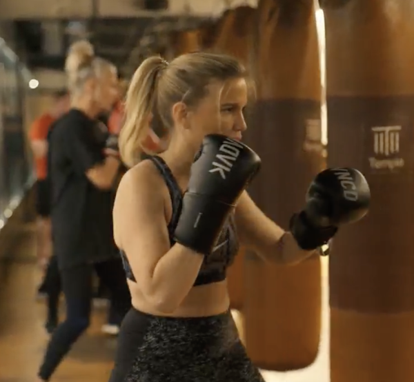 Une posture droite renforce la confiance en soi, sur et hors du ring.
