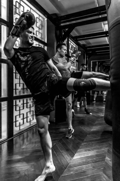 Un homme s'entrainant à la boxe en frappant dans un sac