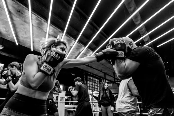 Débutante montant sur le ring pour un sparring de boxe.