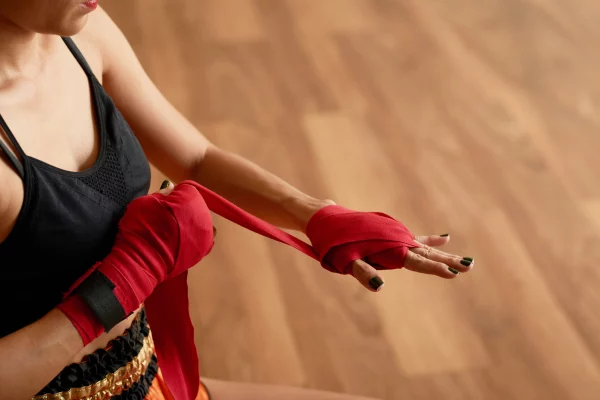 Équipement essentiel pour débuter la boxe : gants, bandes, corde à sauter et chaussures adaptées.