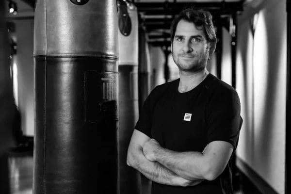 Un boxeur debout, droit, illustrant les bienfaits posturaux de la discipline.