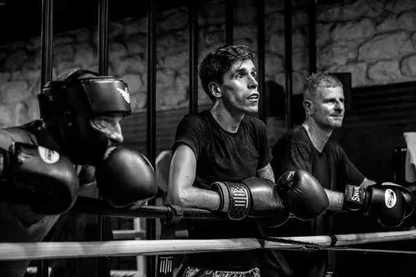 Cours de boxe à Paris, boxeurs équipés de bandes de boxe