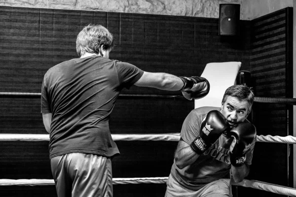 Deux boxeurs échangeant des coups dans un cadre d’entraînement.