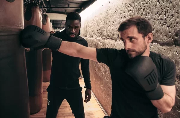 Chaque coup synchronise le corps entier, favorisant une posture équilibrée.