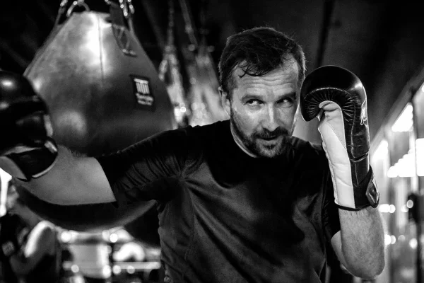Entraînement dynamique qui combine boxe et cardio pour des résultats rapides.