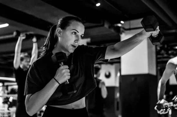 Mélange explosif de boxe et de cardio pour brûler des calories rapidement.