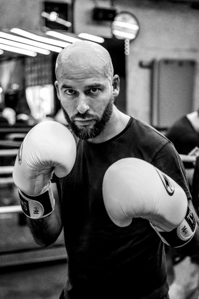 Un boxeur en position défensive, prêt à esquiver ou contre-attaquer.