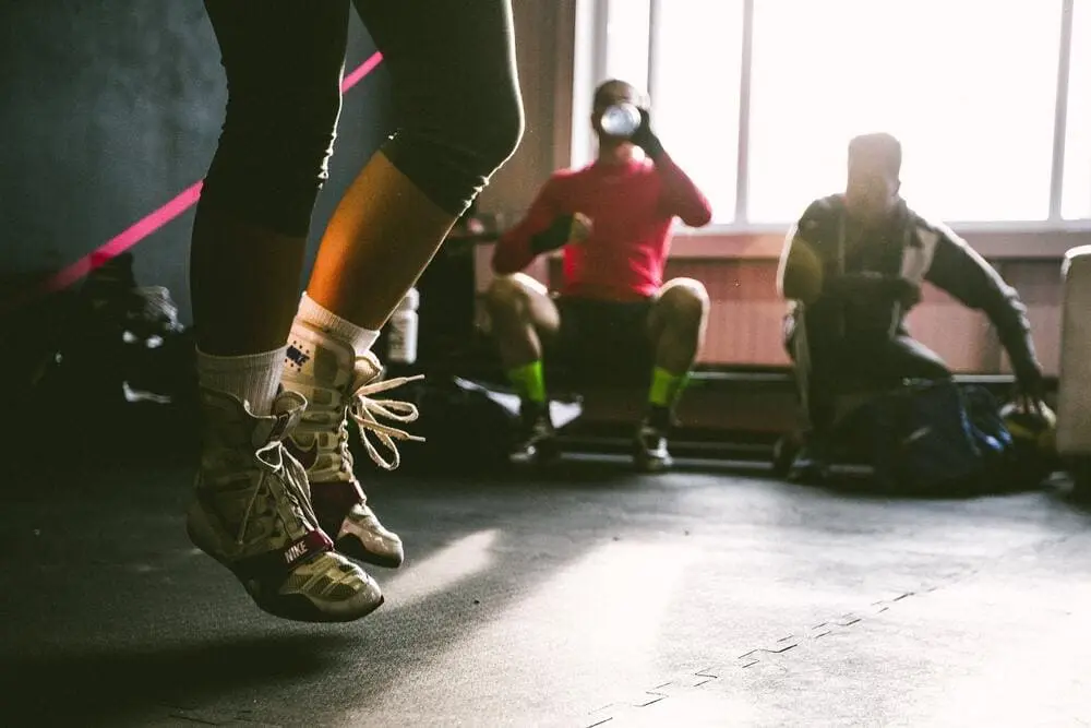 Un focus sur les pieds en action pour garder l’équilibre parfait.