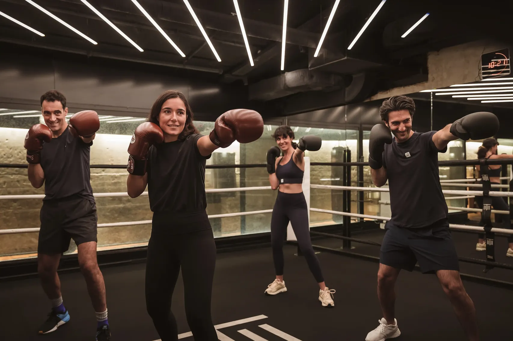 Boxeurs en plein cours collectif de boxe à Paris