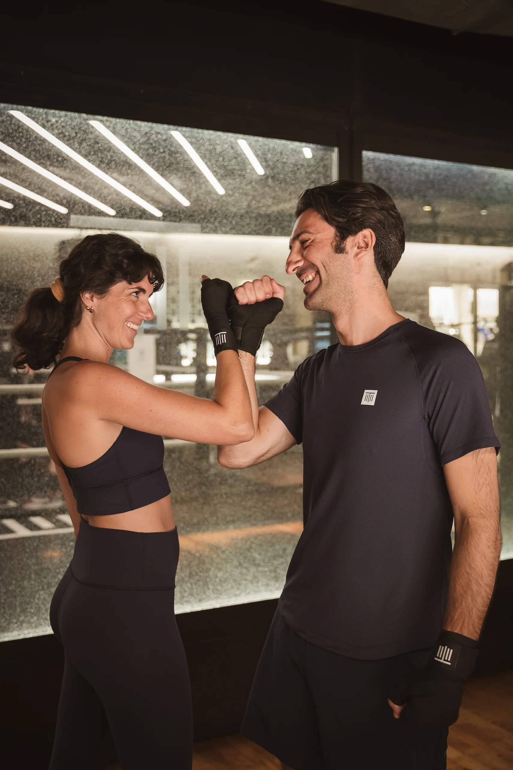 Duo se félicitant après un cours de boxe à Paris