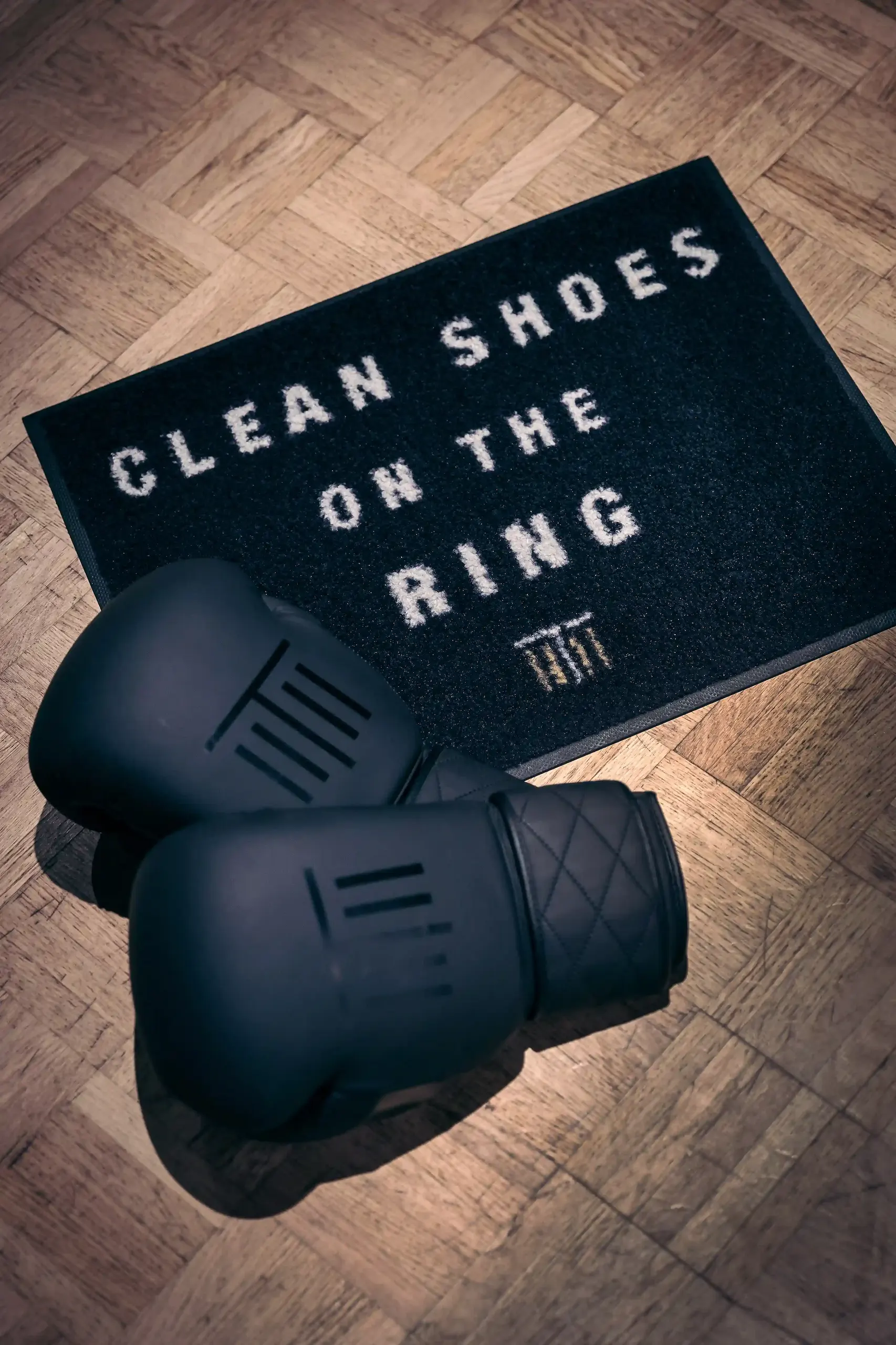 Gants devant un ring de boxe à Paris