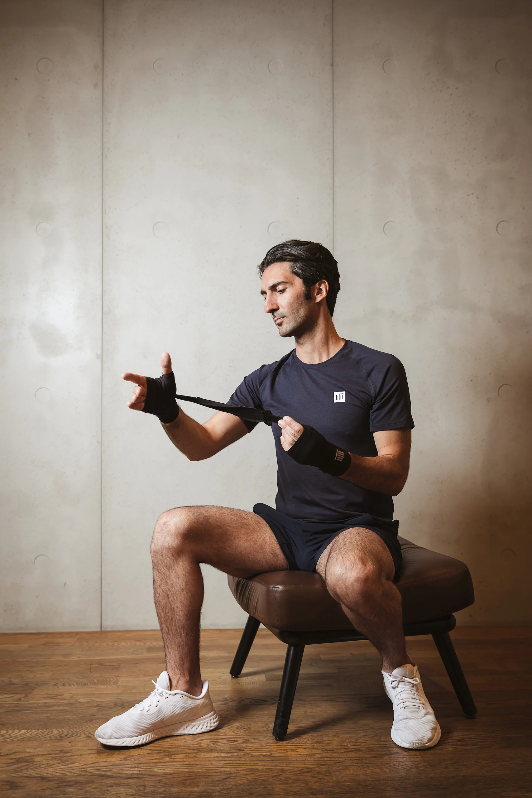 Boxeur mettant ses bandes avant un entraînement de boxe à Paris