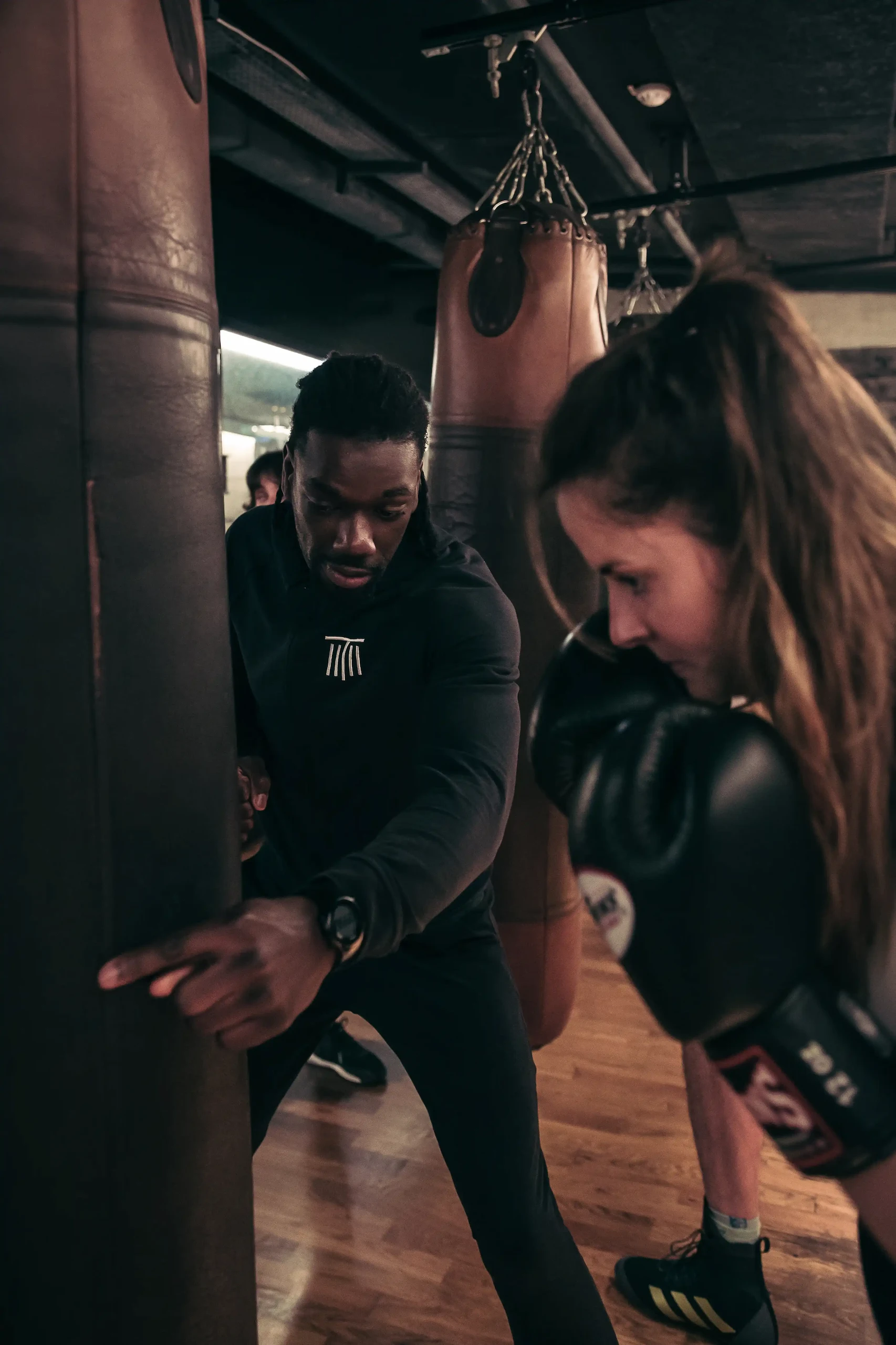Entraînement de boxe sur sac dans un club de boxe à Paris