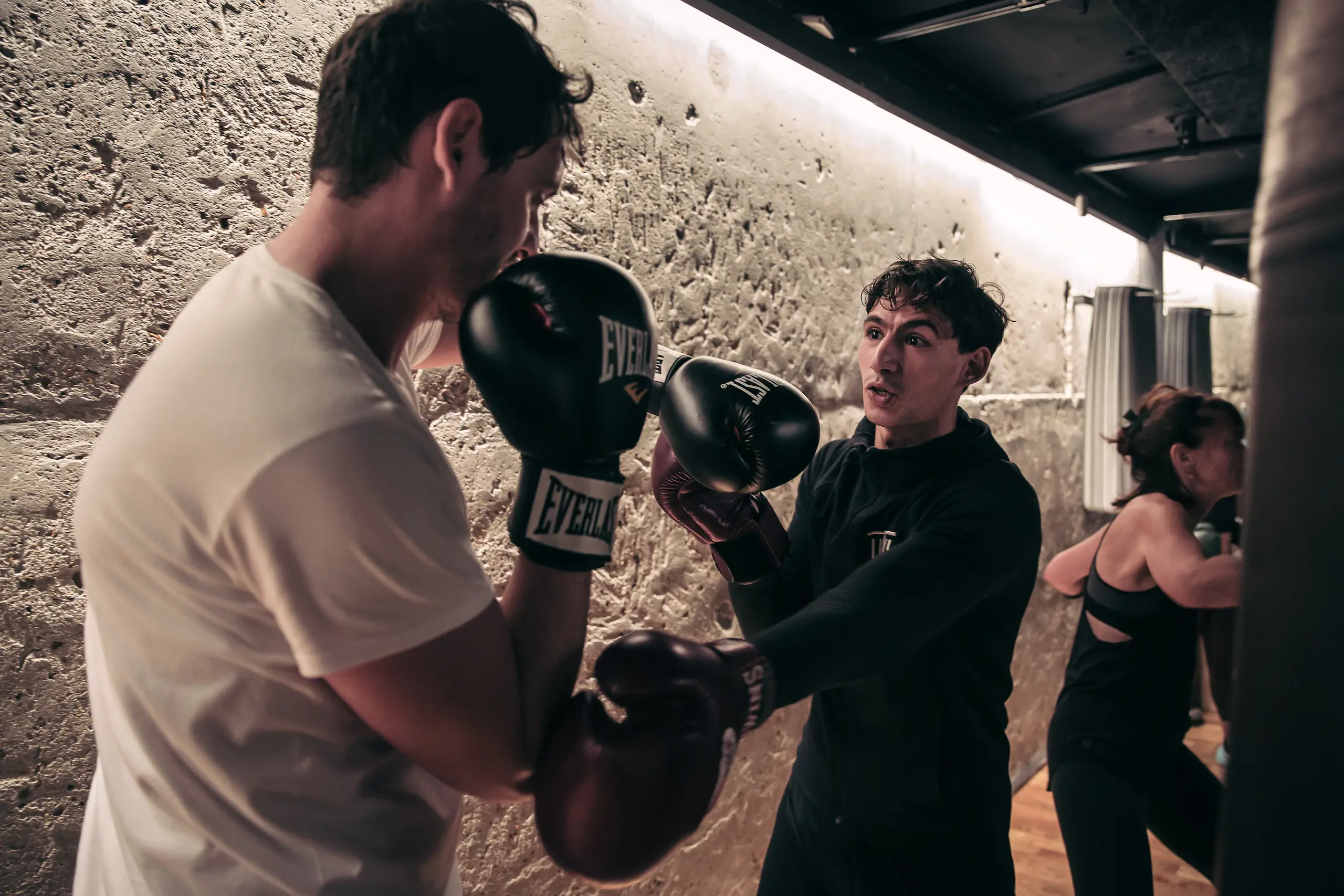 Coach donnant un cours de boxe à Paris