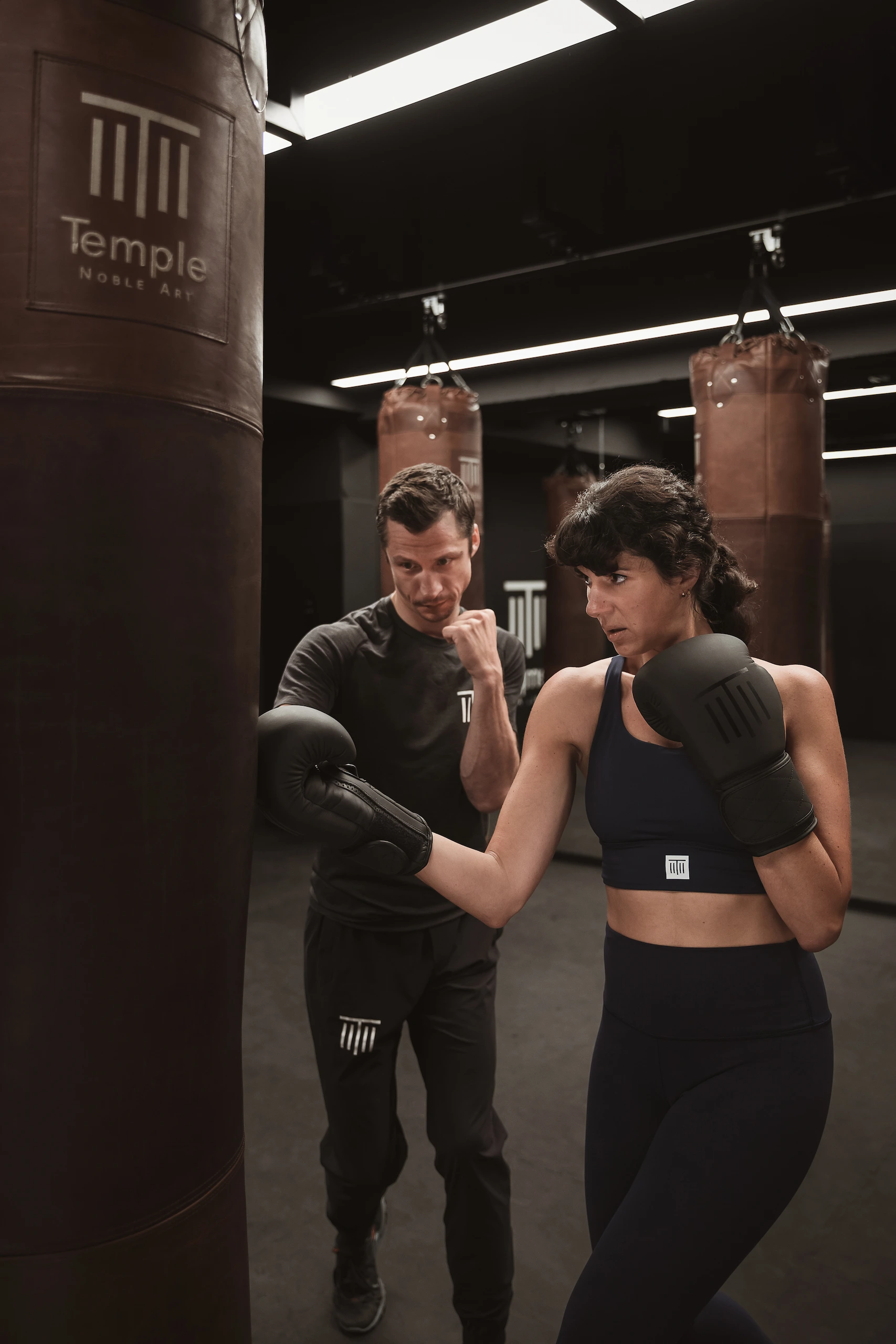Entraînement de boxe sur sac dans un club de boxe à Paris