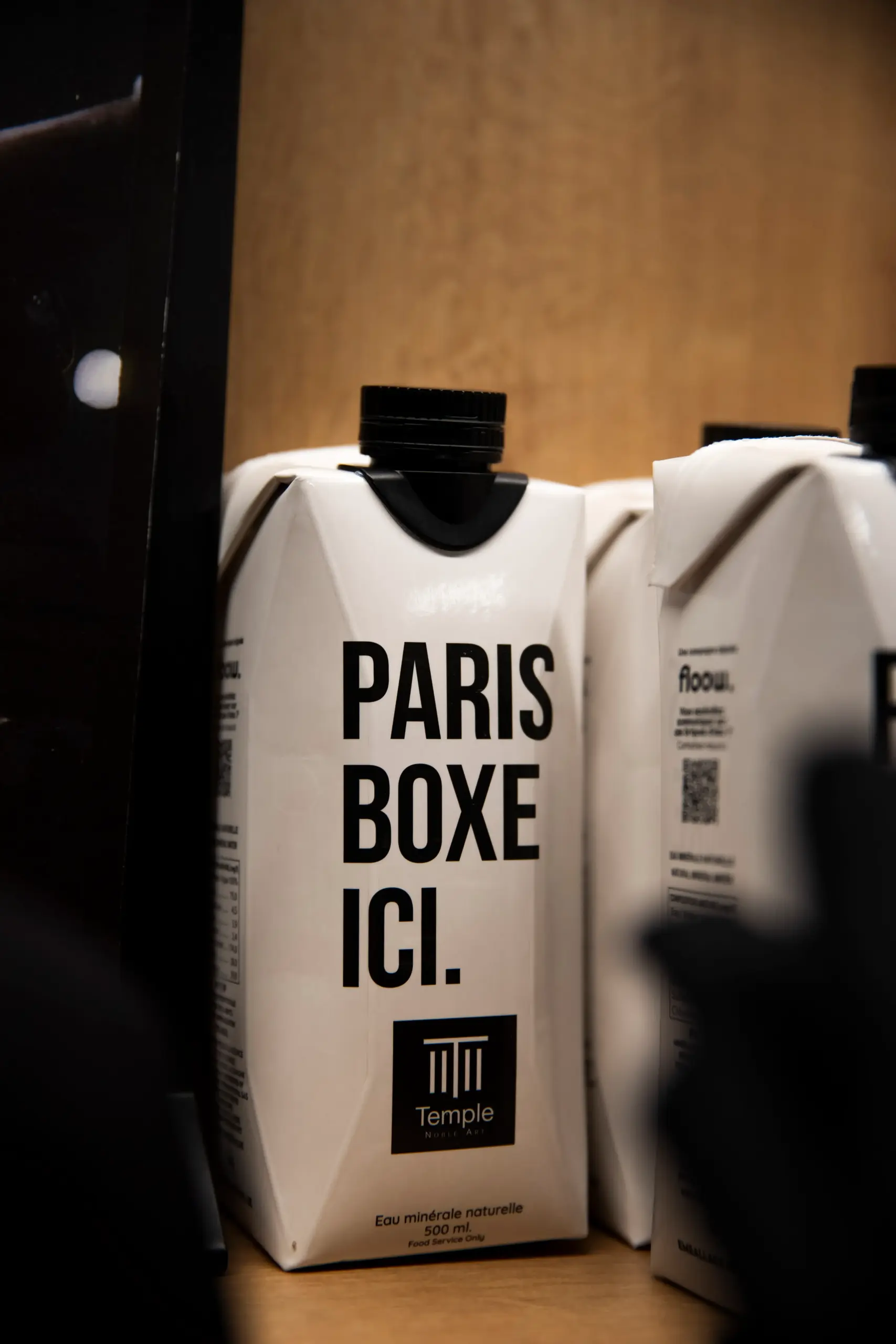 Bouteille d'eau dans un club de boxe à Paris