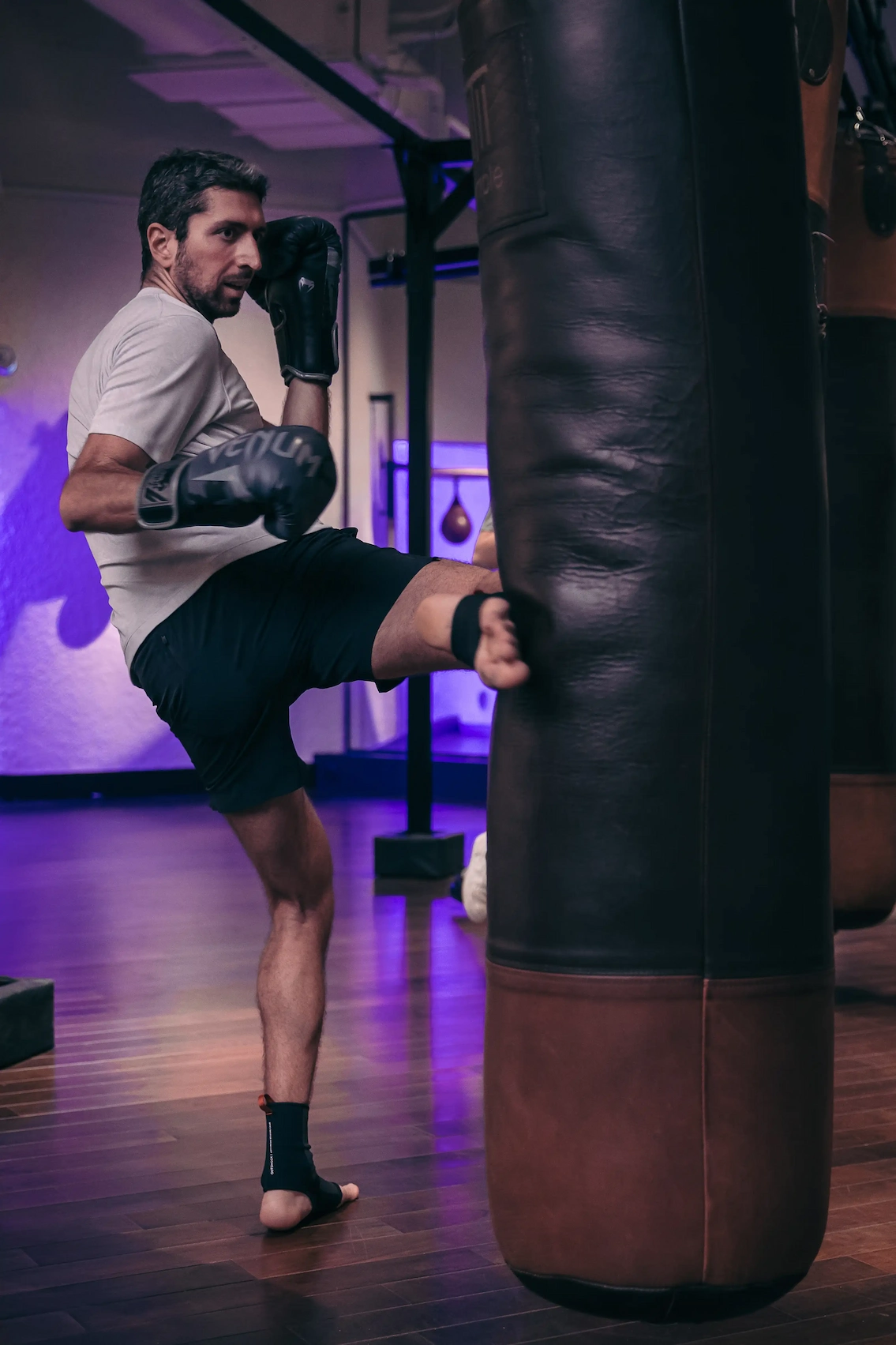 Boxeur pratiquant de la boxe pieds-poings au Temple à Paris