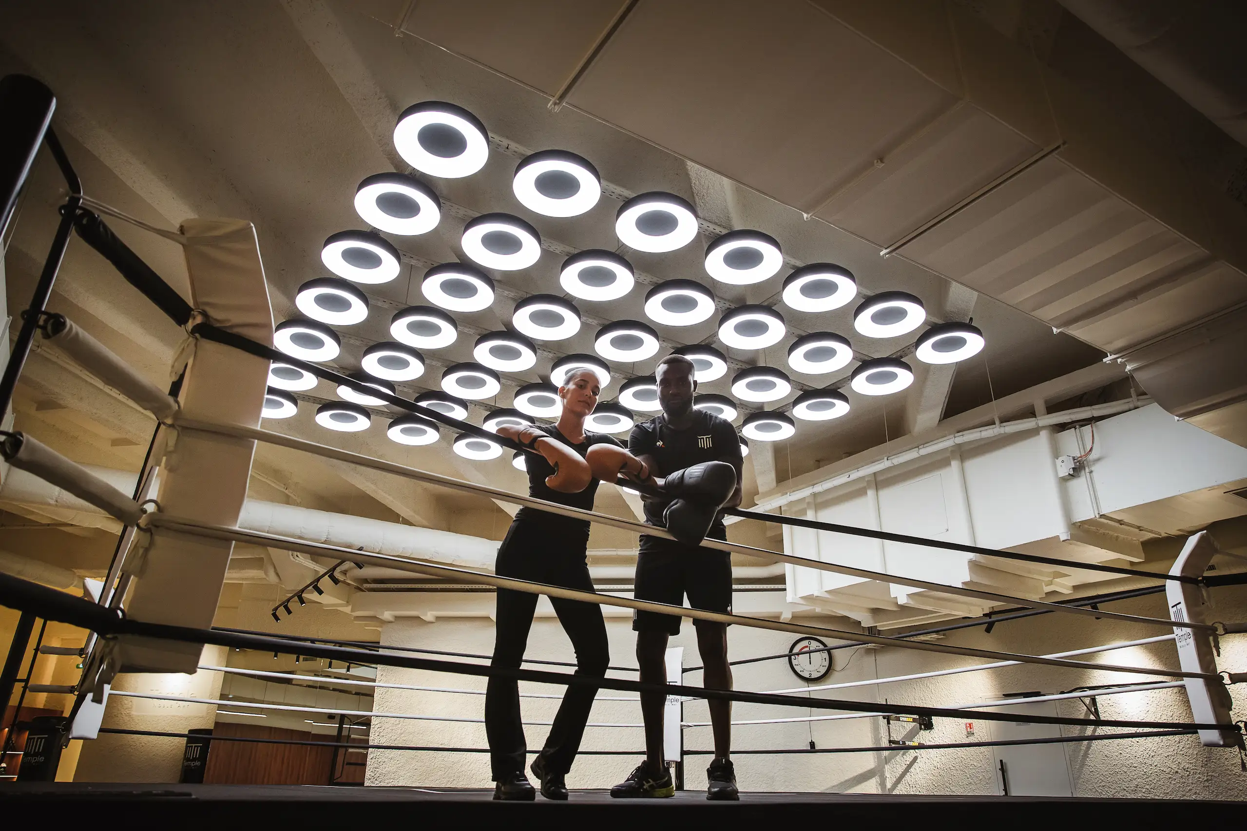 Coachs de boxe sur un ring dans un club de boxe à Paris