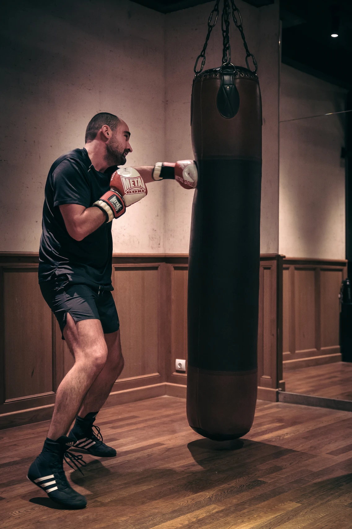 Boxeur s'entraînant au Temple | Noble Art, club de boxe à Paris