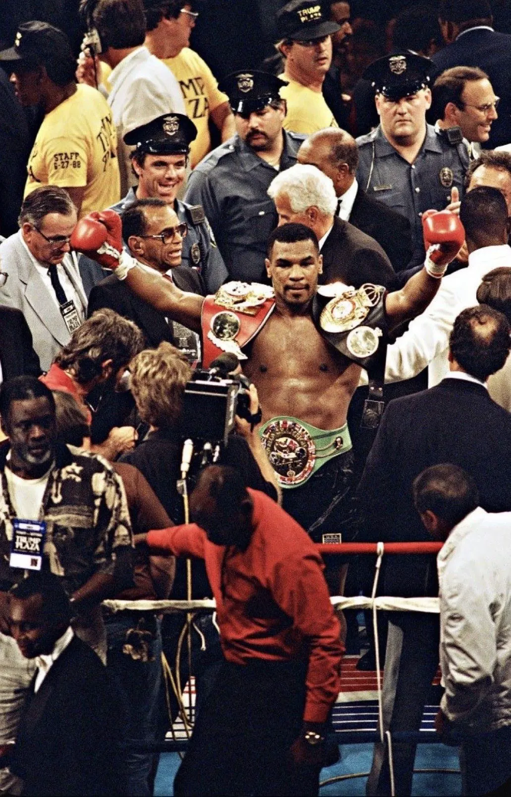 le champion du monde Mike Tyson gagne par KO