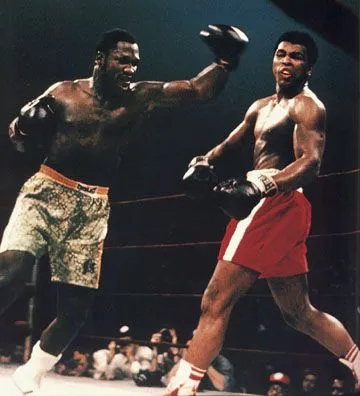 le boxeur joe frazier met un crochet du gauche au boxeur mohammed ali