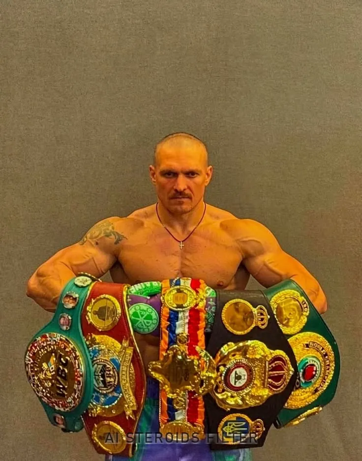 Oleksandr Usyk avec ses ceintures de champion de boxe