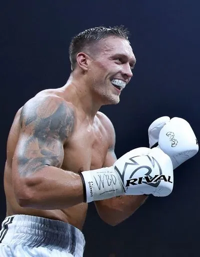 Oleksandr Usyk boxeur heureux sur le ring